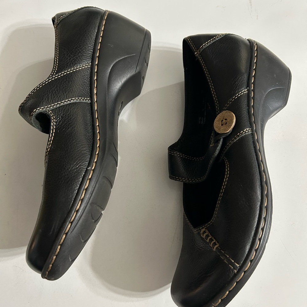 Clark’s bendable Black Leather Mary Jane Shoes with Gold Accents, size 8M - Picture 10 of 10